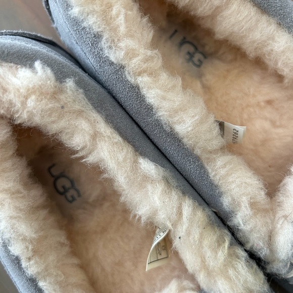 UGG Ansley Light Gray Sheepskin Suede Slippers Moccasins Size 7 - Picture 4 of 5